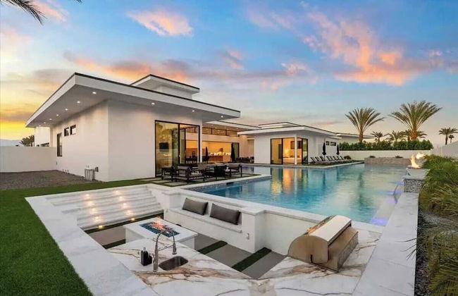 Sleeps 20 7-bedroom Villa w/ Pool, Putting Green & Hot Tub Bravo Villa #11 by Avantstay - Foto 1