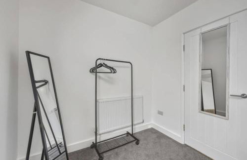 Albert House - Near the High Street - Free Parking, Garden, Fast WiFi and Smart TV by Yoko Property - Foto 16