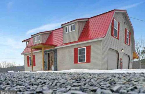 Rustic Barn Retreat w Hot Tub Game Room & FirePit - Foto 6