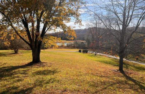 Family and Pet Friendly Retreat with Sauna, Firepit, Pond Views Near Route 151 Wineries - Foto 17