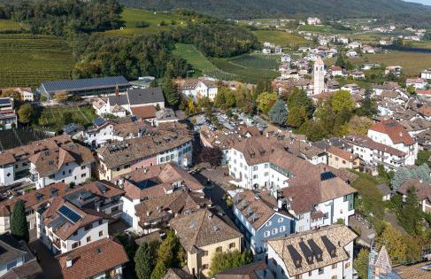Schmitte am Sonnenwirtsplatz Eppan in South Tyrol, perfect starting point for bike and hike - Foto 3