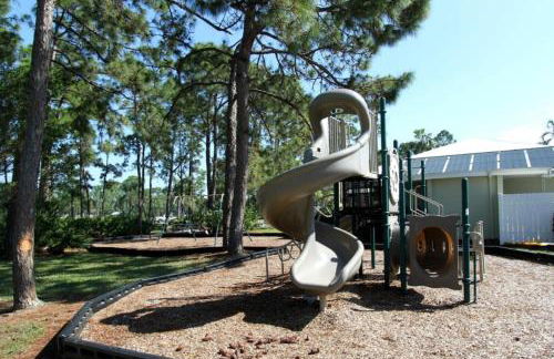 SERENE & ATTRACTIVE 3BR HEATED POOL/SPA HOME - Photo 44