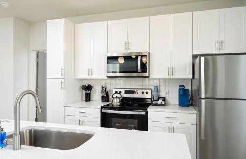 Refined Living in a Vibrant Locale Dream Stay - Photo 12