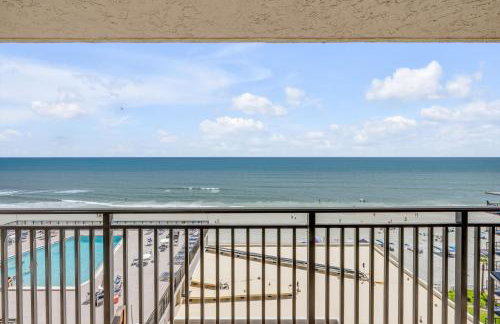 New Listing! Dog-friendly direct oceanfront with private balcony and heated rooftop pool - Foto 46