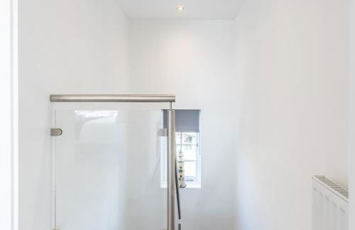 4-Bedroom Seafront House in Southend Sea Views - Pass the Keys - Foto 60