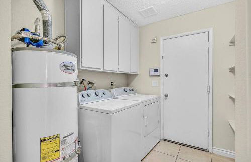 4BR Family Home, Private Pool & BBQ, Near Strip - Foto 20