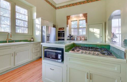 Ornate Victorian with Courtyard and Fire Pit - Foto 17