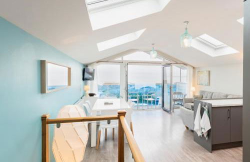 Seaside 3BD Retreat with Balcony & Stunning Views - Foto 1