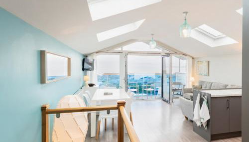 Seaside 3BD Retreat with Balcony & Stunning Views - Foto 1