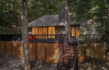 Renovated cabin w hot tub & deck - Foto 33