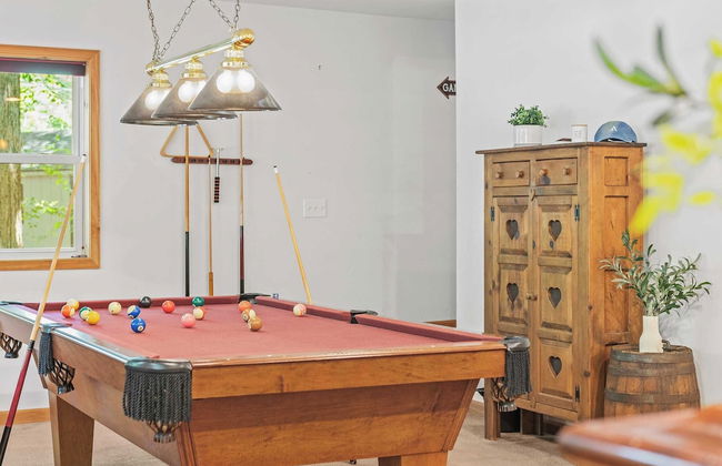 Lake + Pool Access, Game Room, Firepit, Deck Tawny and Peaceful by Avantstay - Foto 12