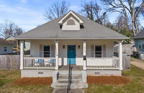 2BR Home with Fenced Backyard, Minutes to Uptown - Foto 2