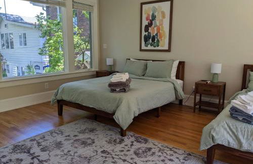 Luxurious 1BR in Grand Old Home - Photo 2
