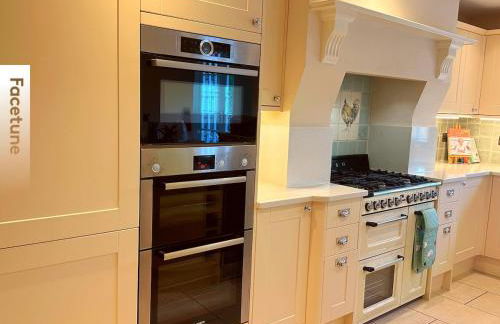 Charming Surrey Cottage perfect for Autumn or Winter gatherings - Photo 11