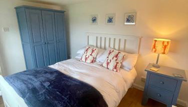 Two Bed Chalet with Sea Views - Photo 3, wardrobe