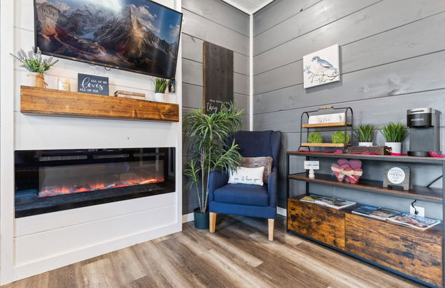 Romantic Cabin Retreat By Ghosal Luxury Lodging - Photo 34