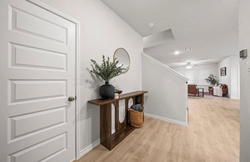 Luxurious 4 Bed Duplex Getaway! - Photo 14