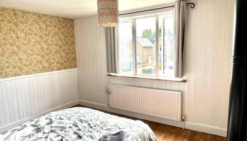 Inviting 4-Bed House near Heathrow w Fireplace - Foto 2