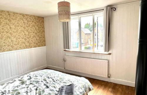 Inviting 4-Bed House near Heathrow w Fireplace - Foto 2