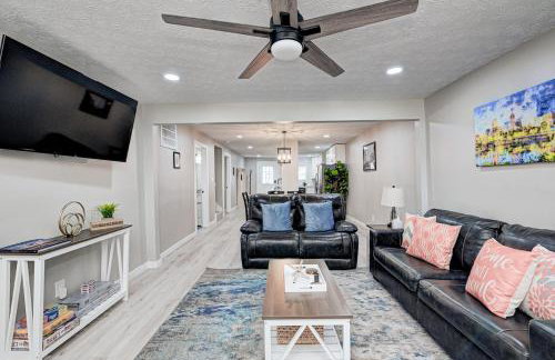 Spacious home away from home! Hot tub! - Photo 1