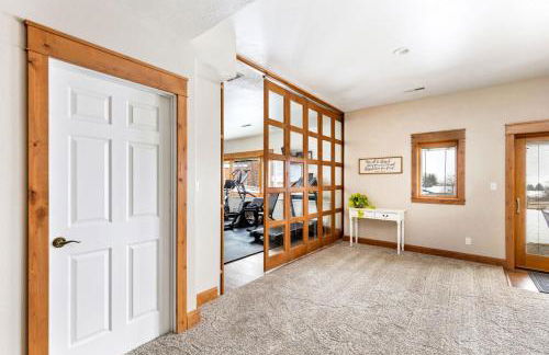 Great Falls Luxe Haven 4BR Gym Office and Hot Tub - Foto 46