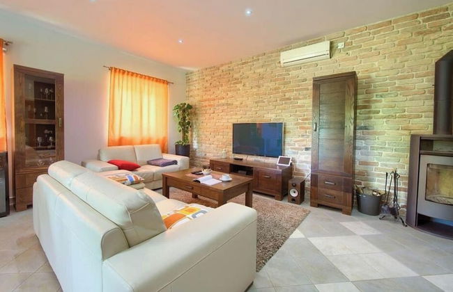 Villa Tara With a Beautiful Heated Pool - Photo 1