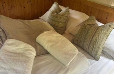 Otter Camp Private Riverside Glamping with Hot Tub - Foto 43