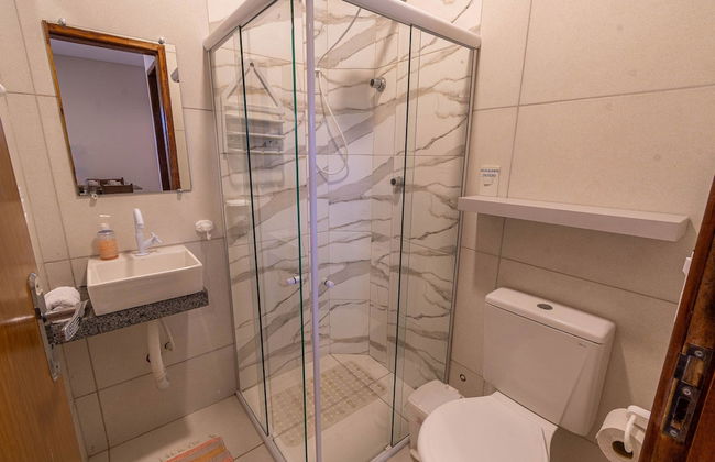 FLATS MAR'BELLA COM VARANDA, 100M PRAIA, PETFRIENDLY E ESTACIONAMENTO - Foto 19