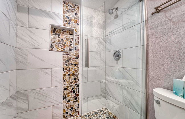 2BR Sleeps 6 Pool BBQ Gym Hot Tub & Bar Hopping! - Foto 12