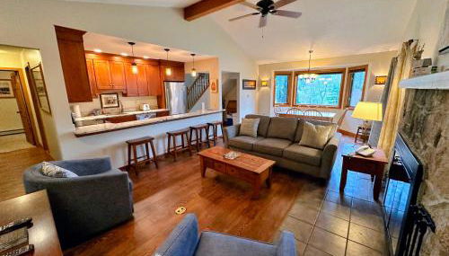 O8 Renovated Forest Cottage Townhome with great Mt Washington views fast wifi Walk to skiing - Foto 4