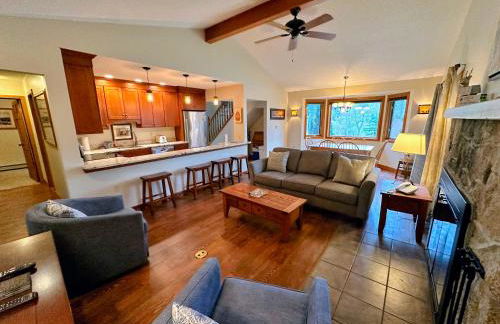 FC44 Renovated 3bed 3bath Forest Cottage AC views yard fast wifi Walk to skiing - Foto 7