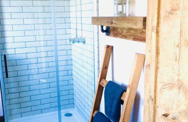 Deer Den timber clad cabin with hot tub, up private lane - Photo 15