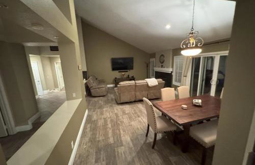 Riverside Views & Pool Retreat - Foto 51