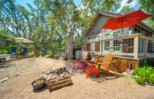 Snuggle Inn Wimberley Cabin with Fire Pit and Deck - Foto 2