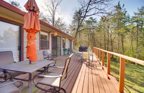 Dock and Water-View Deck Home on Lake Dardanelle - Foto 27