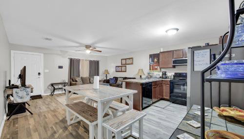 Queens Hidden Gem with Game Room 5 beds sleeps 9 - Foto 3