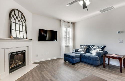 Near ATL! Spacious Townhome with Patio and WFH Setup - Foto 5