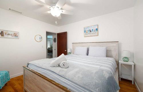 10 Min to the Beach Colorful Home Huge Yard - Foto 26