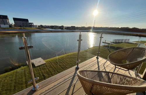 Still Waters - Luxury Lakeside Retreat with Hot Tub - Photo 2