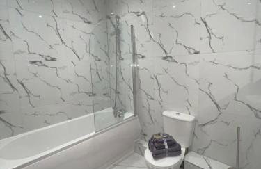 The Felix Apartments - 2 Bedrooms - WIFI - FREE Parking - Photo 7