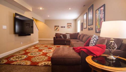 3 Car Garage Full Kitchen Large Backyard Smart TVs - Foto 2