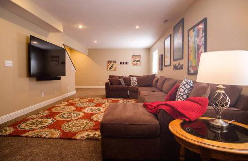 3 Car Garage Full Kitchen Large Backyard Smart TVs - Foto 2