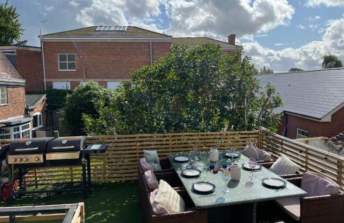 Crescent Cottage, sleeps 8, pet friendly - Photo 2