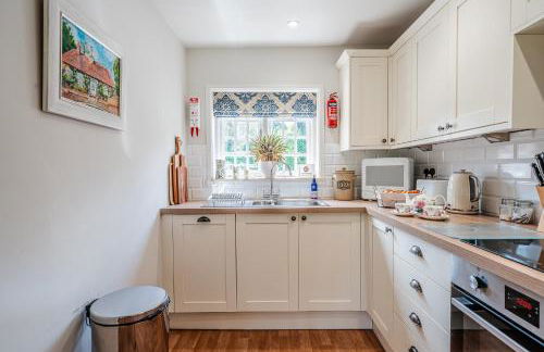 Beautiful Riverside Cottage with Large Garden, 2BR - Photo 4