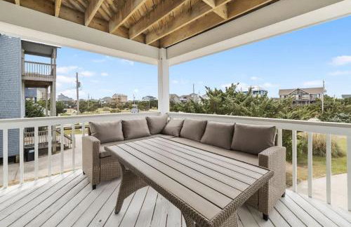 Elegant Updated Oceanfront Home with Pool & Hot Tub - Photo 70