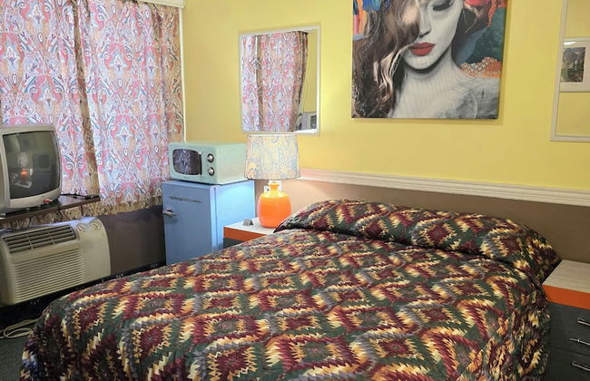 The New Star Motel with Studio-Kitchens: 1950s Extended-Stay Lodging and Retreat Center - Photo 30