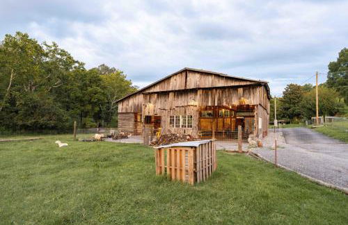 Meadow View Romantic Nature Stay w Barn, Outdoor Tub and Sauna - Foto 43