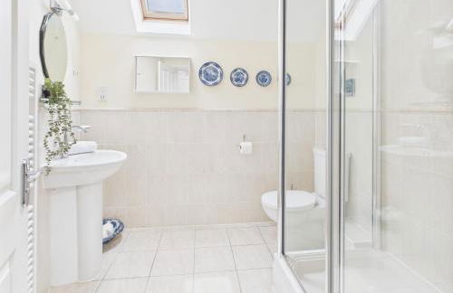 Large detached house near the sea - Photo 9