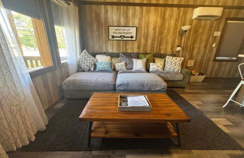 Rustic Chic Alabama Cabin w Loft Fire Pit Pet Friendly Fenced Yard Lake Guntersville - Coco Chateau - Foto 15
