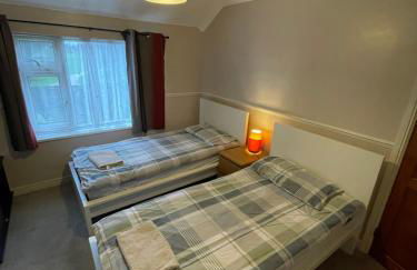 Lovely 4 bed house with patio & bbq - Photo 6